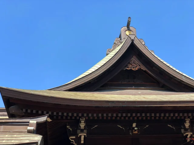 神社の屋根と青空