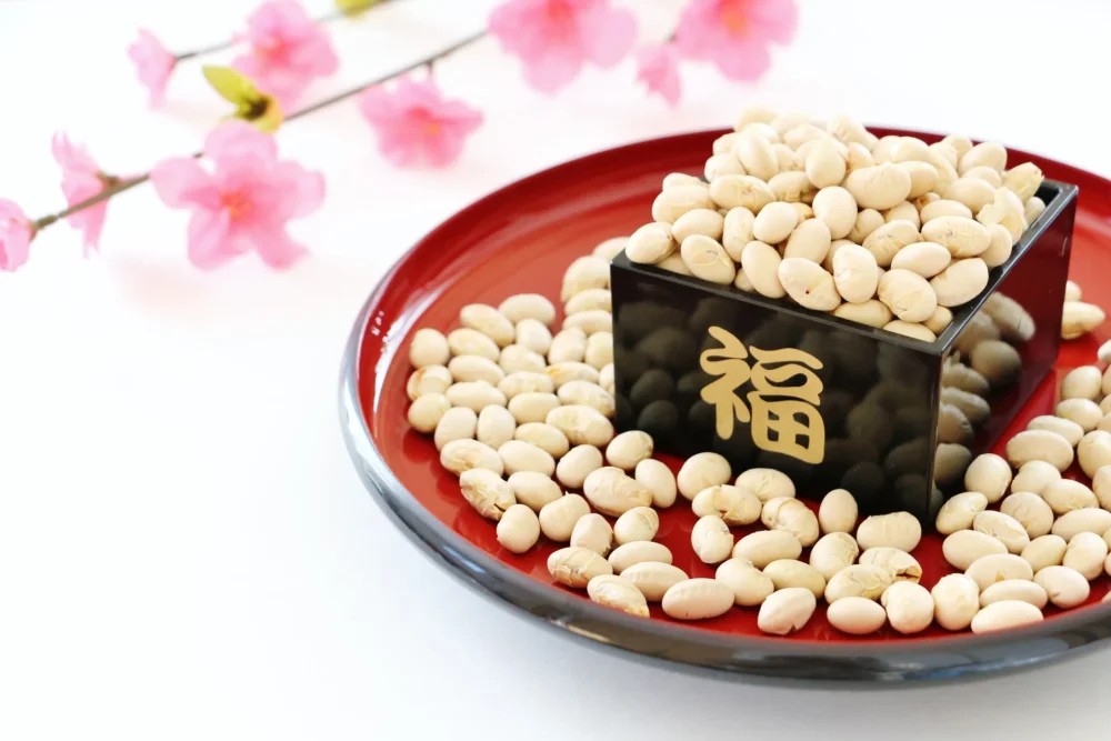 【2023年版】節分はいつ？今年の恵方は？節分の由来や豆まき、恵方巻の食べ方を解説