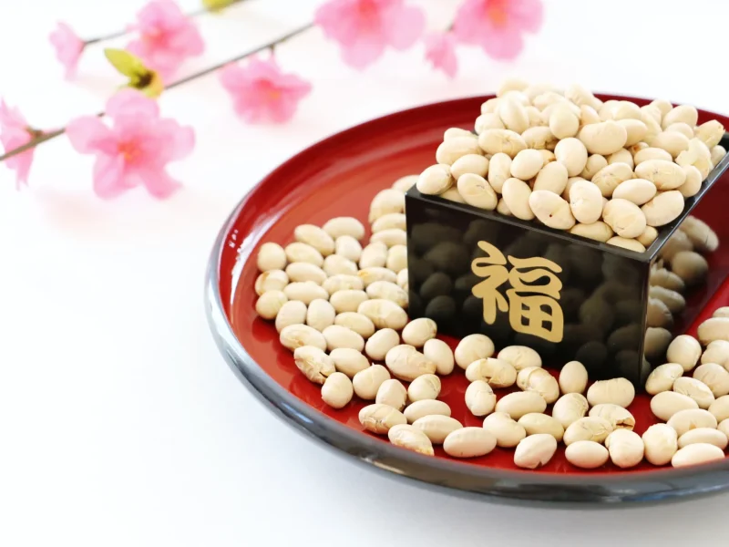【2023年版】節分はいつ？今年の恵方は？節分の由来や豆まき、恵方巻の食べ方を解説
