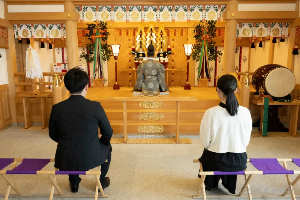 安産祈願を受ける夫婦